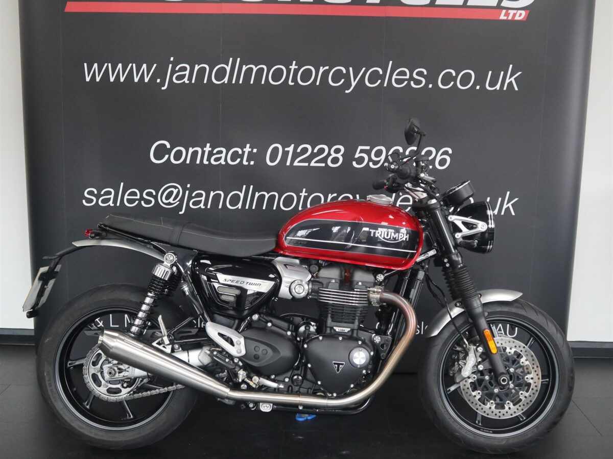Triumph Speed Twin 1200. Vance and Hines Upgrade Exhaust! One Owner From New